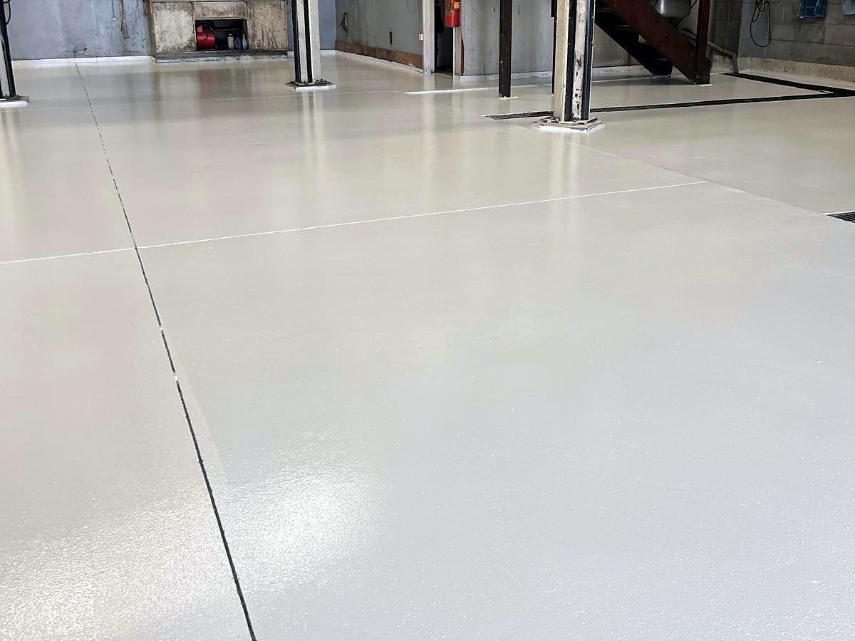 Coated floor around the vehicle hoists